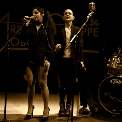 AGL Arbeitsgruppe Lobotomie Live Backstage Luna und Regina an der Leine